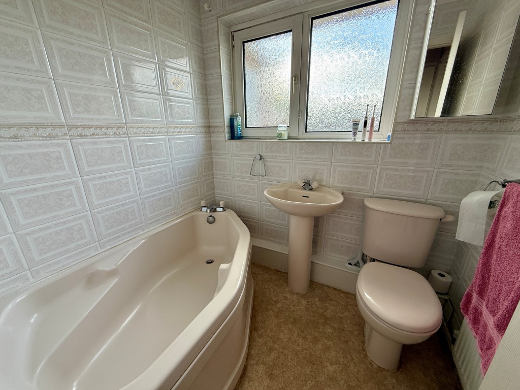 Lot: 106 - THREE-BEDROOM EXTENDED BUNGALOW FOR IMPROVEMENT - Bathroom with W.C.